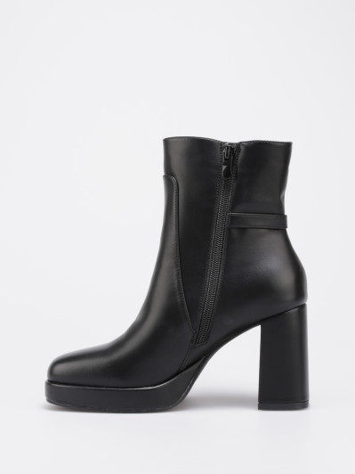 Bottines noires en simili avec bride à boucle