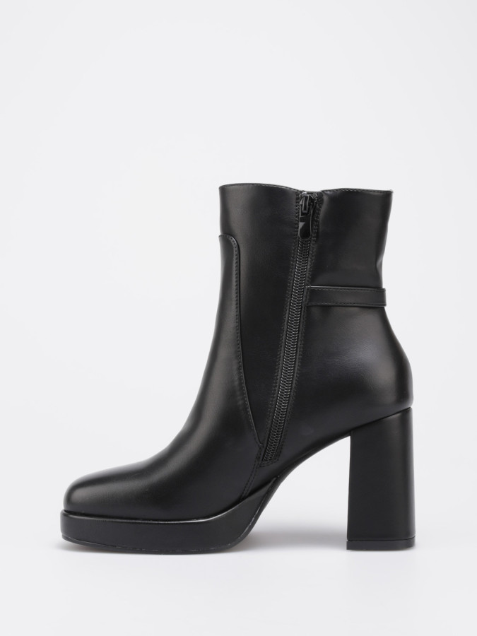 Bottines noires en simili avec bride à boucle