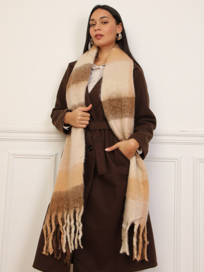 Écharpe duveteuse marron à carreaux et franges