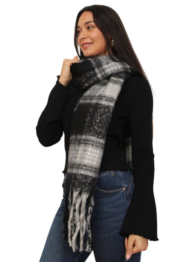 Écharpe duveteuse noire à carreaux