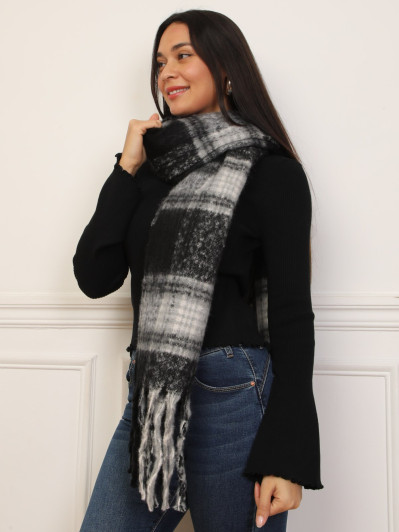 Écharpe duveteuse noire à carreaux