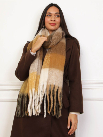 Écharpe duveteuse à carreaux et franges