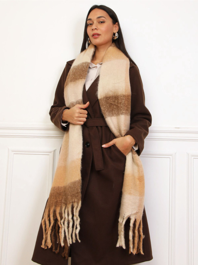 Écharpe duveteuse marron à carreaux et franges