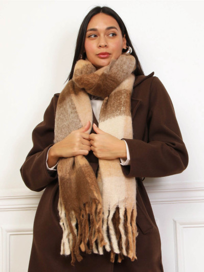 Écharpe duveteuse marron à carreaux et franges