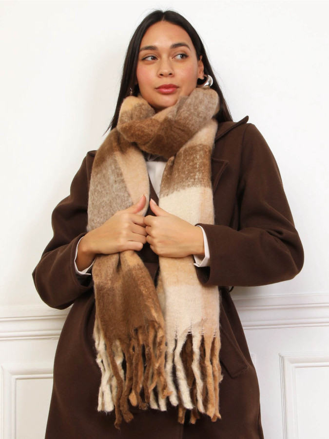 Écharpe duveteuse marron à carreaux et franges
