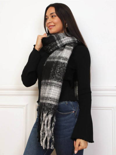 Écharpe duveteuse noire à carreaux