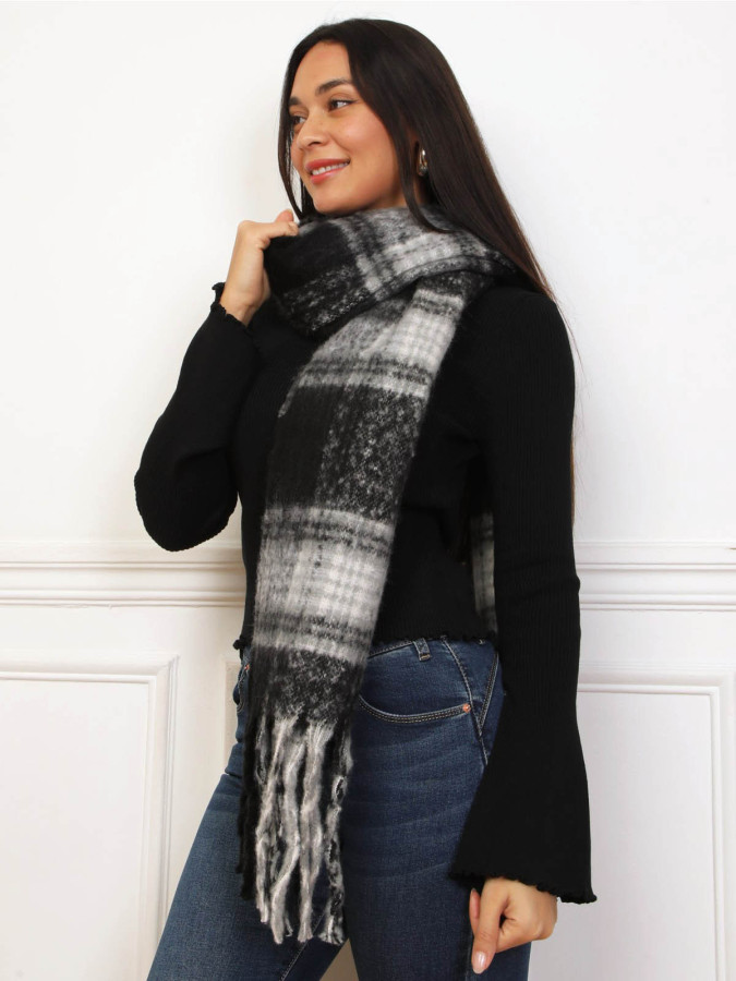 Écharpe duveteuse noire à carreaux