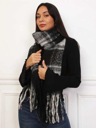 Écharpe duveteuse noire à carreaux