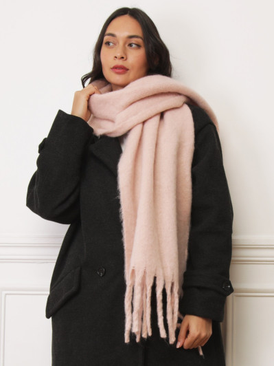 Echarpe rose duveteuse à franges