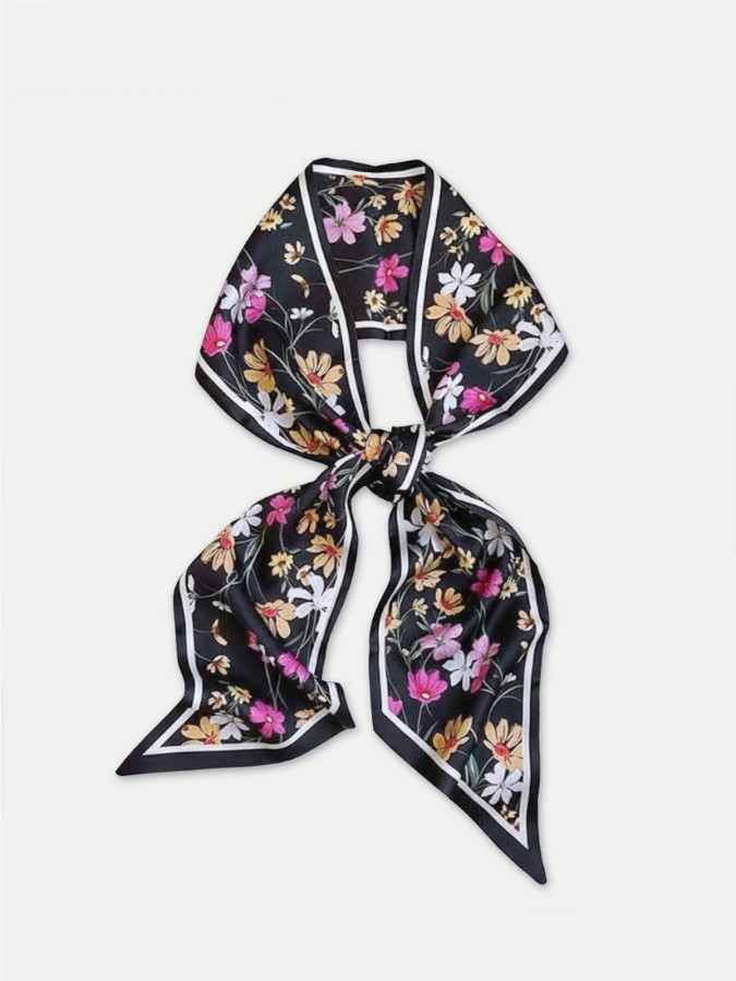 Foulard satiné noir à motif fleurs