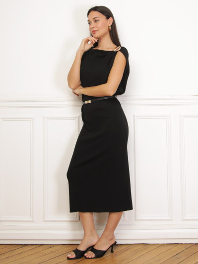 Robe en maille noire avec ceinture et broche
