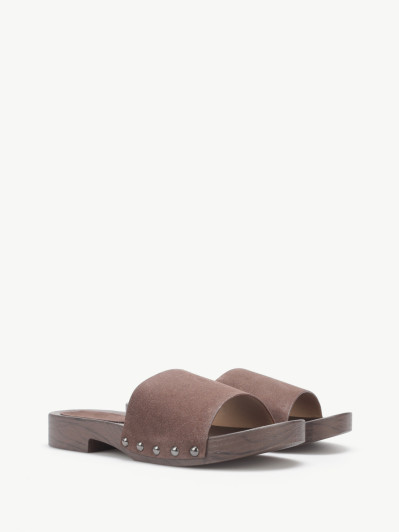 Mules sabots cloutées en suédine marron