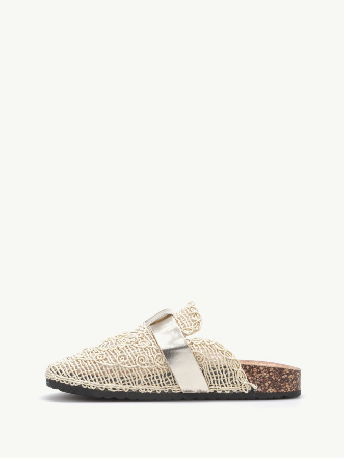 Mules dorées en broderie crochet