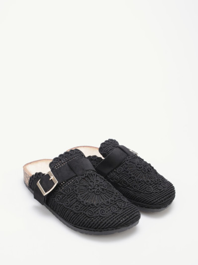 Mules noires en broderie crochet