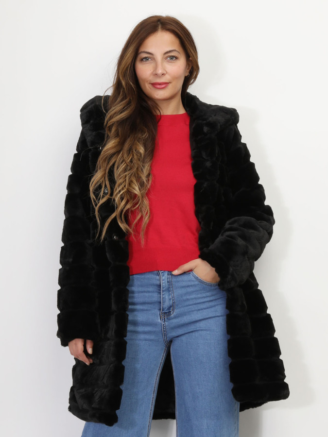 Manteau long noir à fausse fourrure