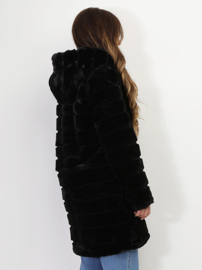 Manteau long noir à fausse fourrure