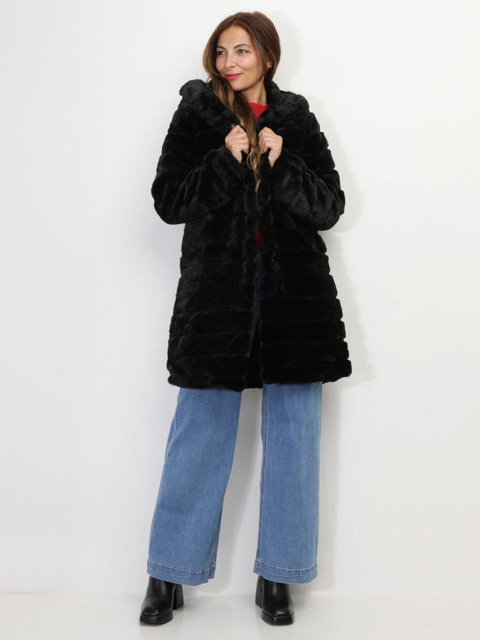 Manteau long noir à fausse fourrure
