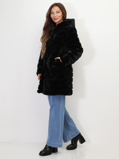 Manteau long noir à fausse fourrure