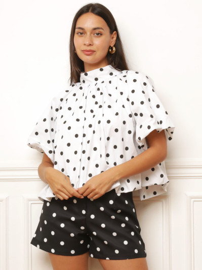 Blouse blanche dos nu et manches bouffantes à pois
