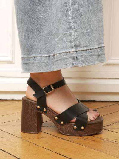Sandales noires cloutées style sabots