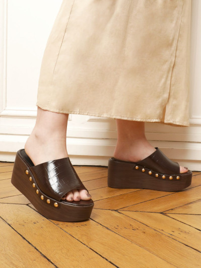 Mules marron à plateforme cloutées et large bride