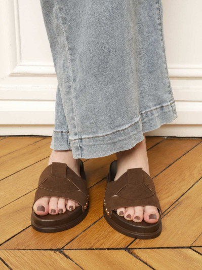 Mules à brides entrecroisées et clous marron