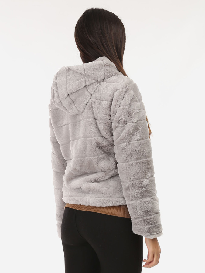 Manteau court gris à fausse fourrure et capuche