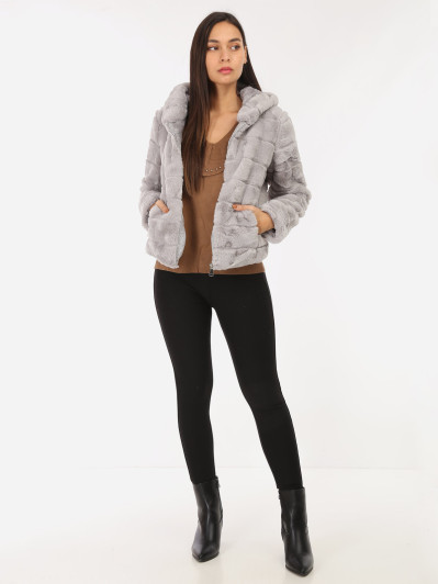 Manteau court gris à fausse fourrure et capuche