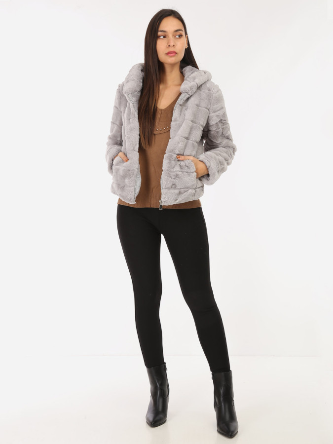 Manteau court gris à fausse fourrure et capuche