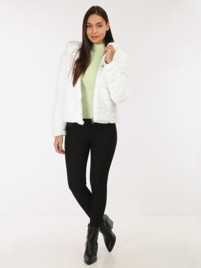 Manteau court blanc à fausse fourrure et capuche