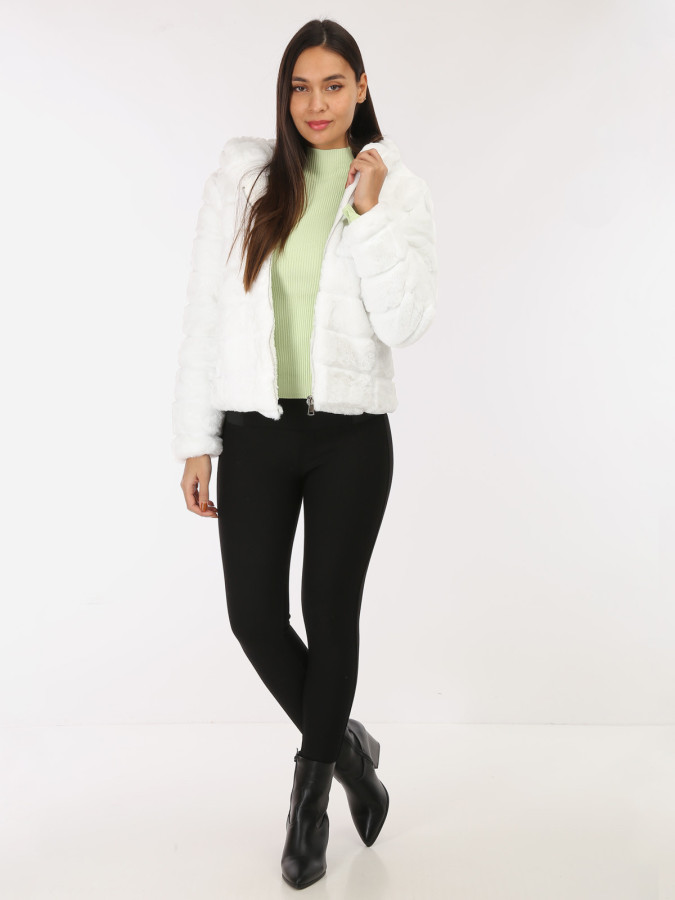 Manteau court blanc à fausse fourrure et capuche