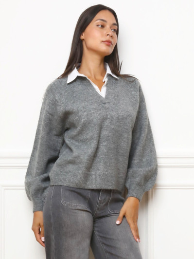 Pull gris à col chemise blanc
