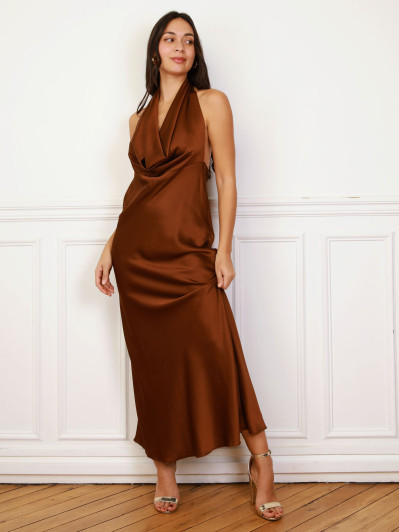 Robe longue satinée à col bénitier doré rose