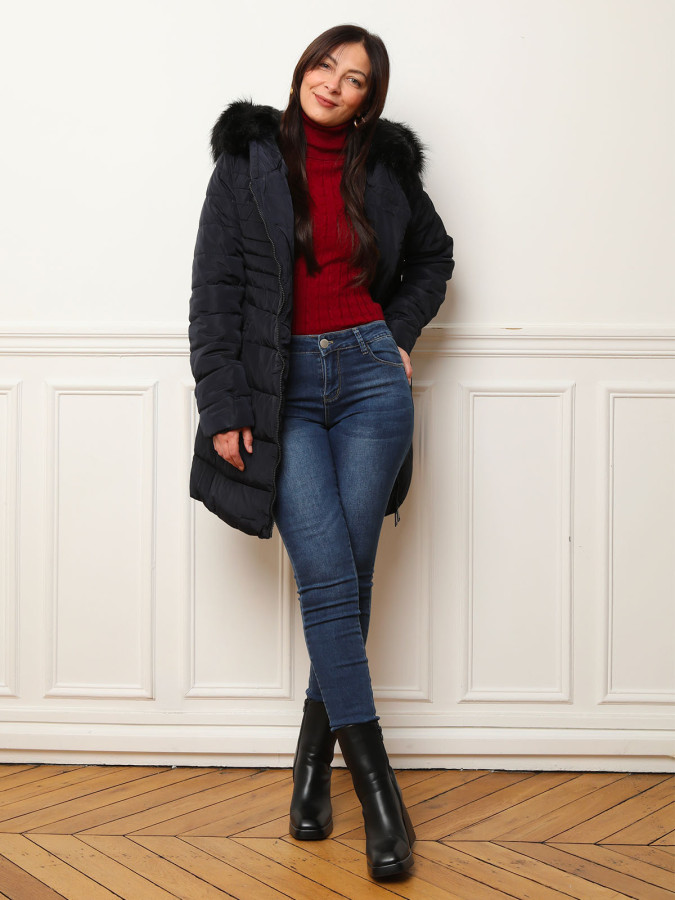 Doudoune bleue avec capuche fausse fourrure et ceinture