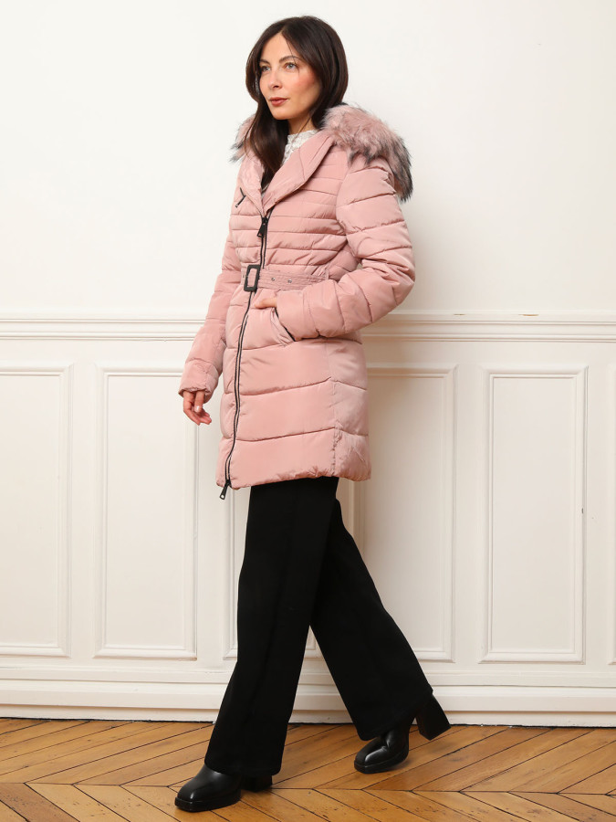 Doudoune rose avec capuche fausse fourrure et ceinture