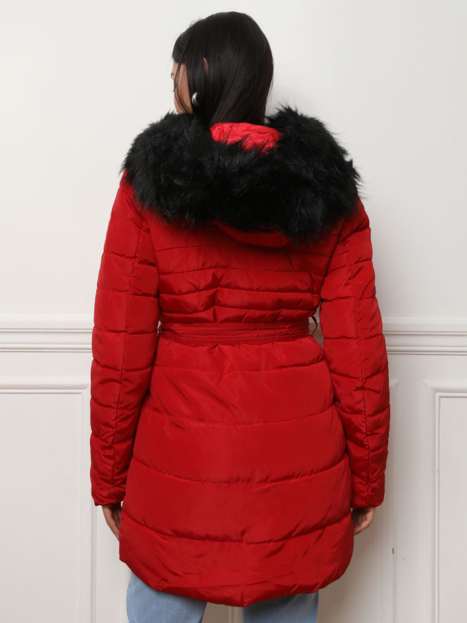 Doudoune rouge avec capuche fausse fourrure et ceinture