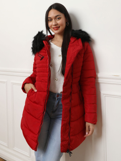 Doudoune rouge avec capuche fausse fourrure et ceinture