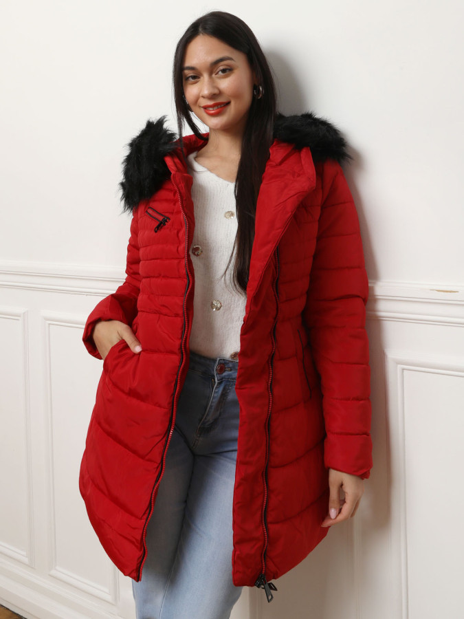Doudoune rouge avec capuche fausse fourrure et ceinture
