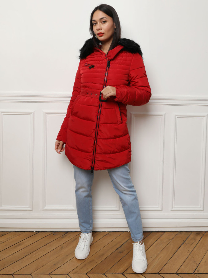 Doudoune rouge avec capuche fausse fourrure et ceinture