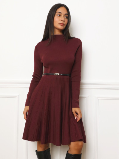 Robe patineuse ceinturée en maille bordeaux