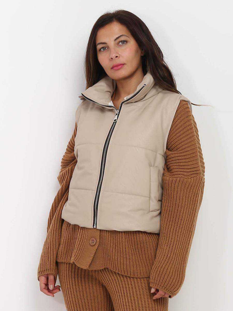 Doudoune courte simili beige sans manches