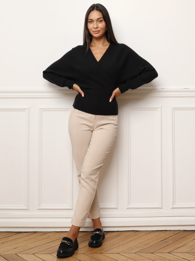 Pull noir en maille à col cache coeur