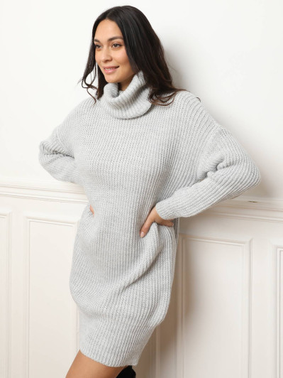 Robe pull courte grise à col roulé