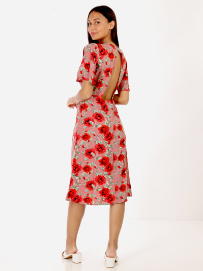 Robe rose à fleurs rouges et dos nu