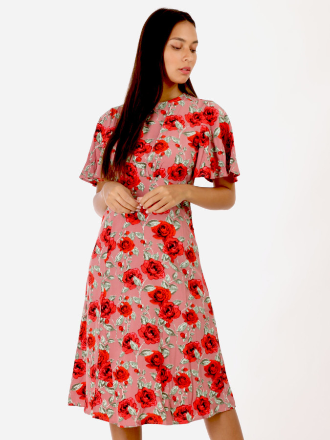 Robe rose à fleurs rouges et dos nu