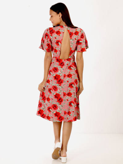 Robe rose à fleurs rouges et dos nu