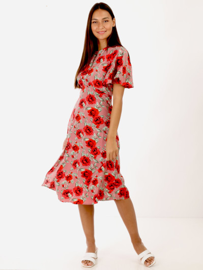Robe rose à fleurs rouges et dos nu