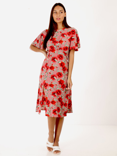 Robe rose à fleurs rouges et dos nu