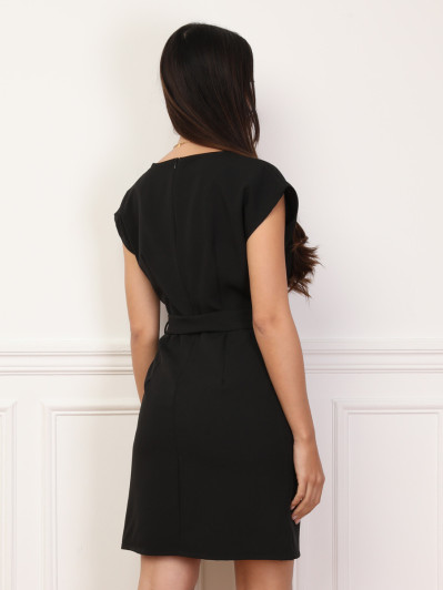 Robe noire avec ceinture à nouer et col fendu