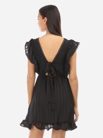 Robe noire à volants et à noeud dans le dos